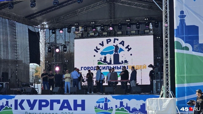Хор Сретенского монастыря также поднялся на сцену чтобы прорепетировать | Источник: Дарья Никитченко / 45.RU 