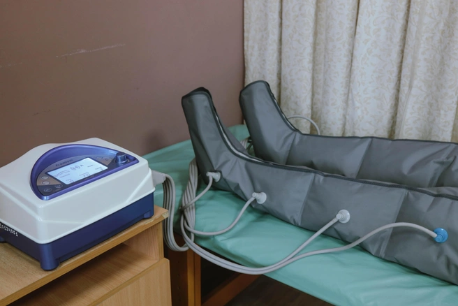На фото пациенту проводят прессотерапию | Источник: Ксения Зимина