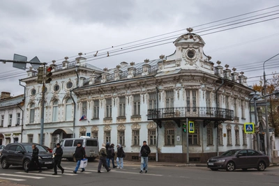 В Ярославле продадут купеческий особняк с лепниной и балконом