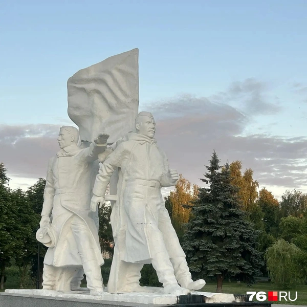 Основание памятника подкоптилось | Источник: Екатерина Тарыгина / 76.RU