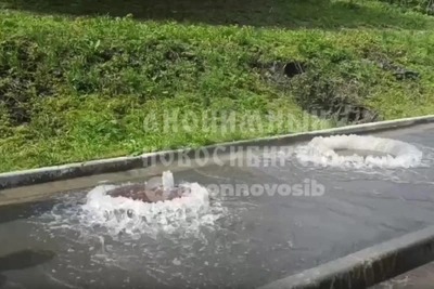 «Танцующий диск»: на Лескова затопило газон и парковку — видео