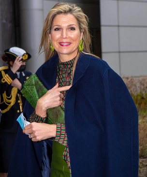 Почему деловые женщины выбирают яркие цвета? Королева Максима в синем пальто и зеленой юбке учит выглядеть как лидер