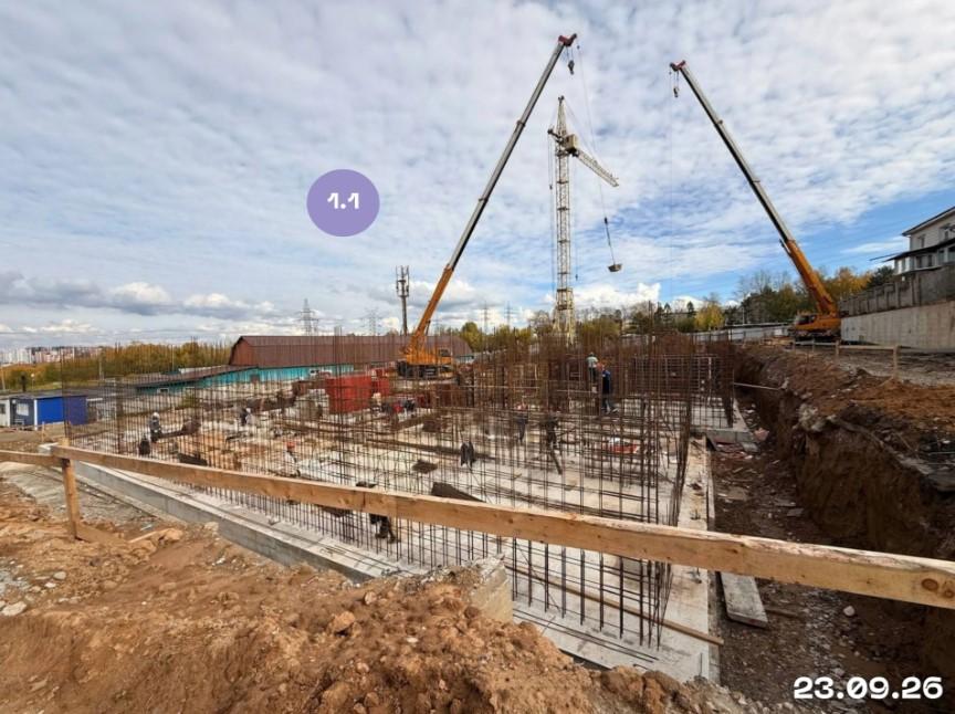 На левом берегу Ангары стоят новый ЖК. Его возводят недалеко от ГЭС