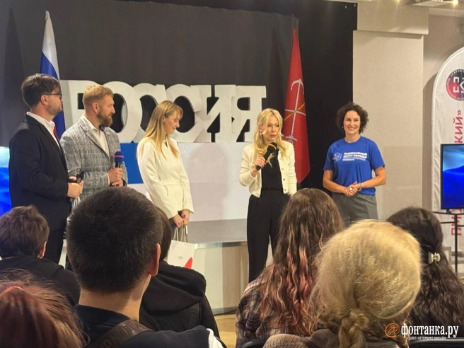 Петербургская гастроль Мизулиной: похвалы мессенджеру MAX и визги поклонников | Источник: Ксения Клочкова / «Фонтанка.ру»