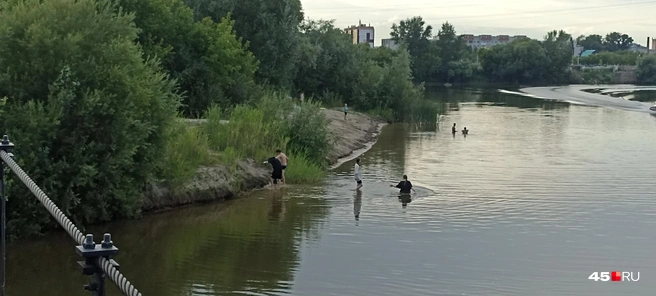 Вид с подвесного моста на импровизированный пляж | Источник: Анна Сарапульцева / 45.RU
