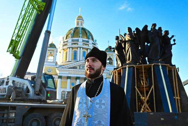 Старший священник Христорождественского собора иеромонах Алексий (Загороднов) благословил предстоящие работы: прочитал молитвы и окропил гигантский шар и фигуру Архангела Михаила святой водой | Источник: Людмила Ковалева