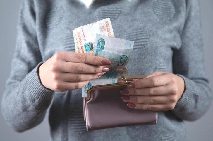 Деньги, кольца и еще 5 вещей, которые категорически не стоит передавать из рук в руки