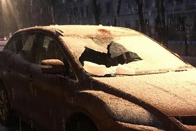 Суд постановил взыскать ущерб за падение труб на авто