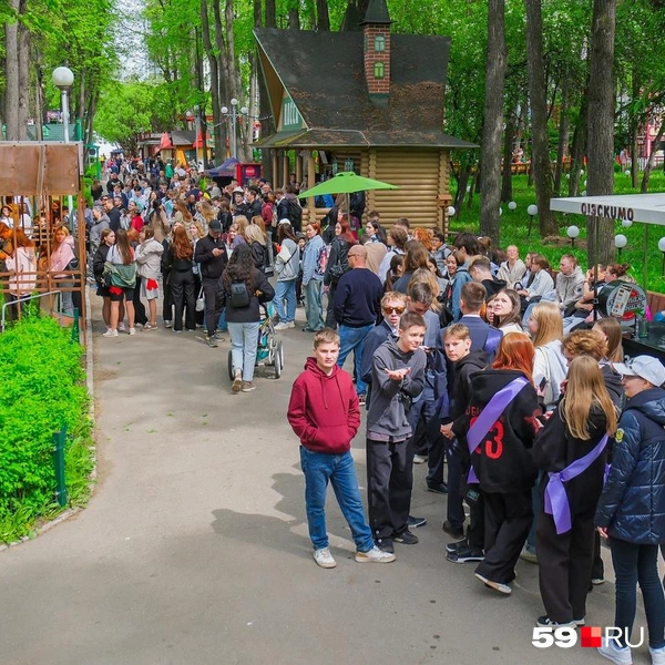 В парке Горького на аттракционы выстроились огромные очереди из школьников | Источник: Тимофей Калмаков / 59.RU