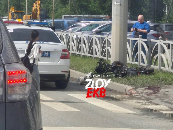 Пострадавшего курьера доставили в больницу | Источник: Zloy_ekb / t.me