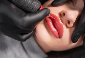 «Губы бантиком, брови домиком»: чем может закончиться перманентный макияж