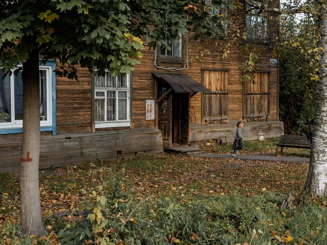 Дети играют на скамейке у дома | Источник: Александр Куренной / 76.RU