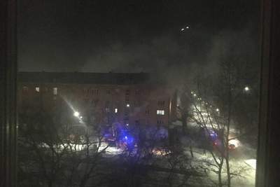 Отец скинул дочь с четвертого этажа, спасая от пожара