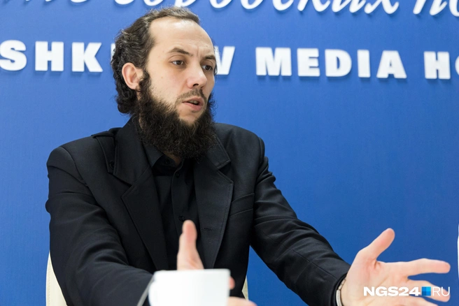 Роман Казаков считает, что красноярцы неплохо разбираются в проблемах ЖКХ | Источник: Мария Ленц / NGS24.RU