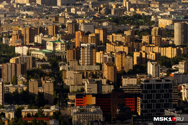 Краски Москвы, подсвеченные лучами утреннего солнца. Слева можно найти здание Театра российской армии | Источник: Артем Устюжанин / MSK1.RU