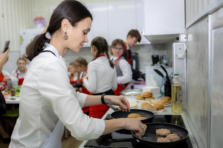 Уроки домоводства на современный лад: в школе открыли кухню для учеников — теперь дети готовят здоровые бургеры на обед