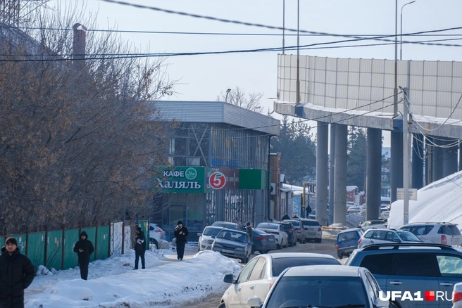 А эта тропинка ведет к миграционному центру | Источник: Булат Салихов / UFA1.RU