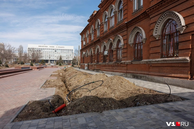 Фонтан готов, а к остальному есть вопросы | Источник: Алексей Волхонский / V1.RU