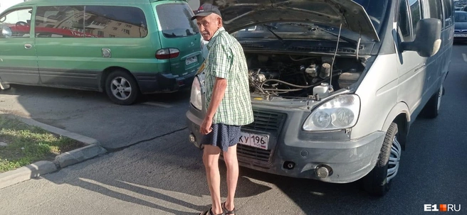 Один из водителей и вовсе был в трусах. Мы понимаем, что жарко, но должно же быть хоть какое-то уважение к пассажирам | Источник: ИА «Ночные новости»