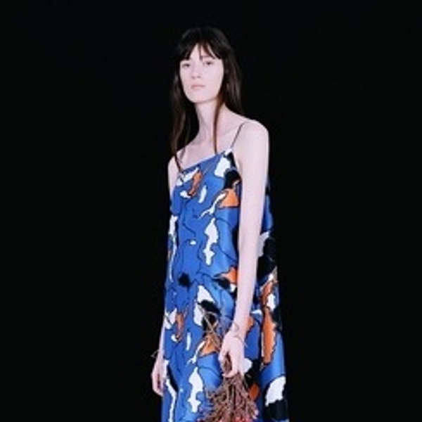 Модель в платье от Finery London | Источник: Пресс-служба