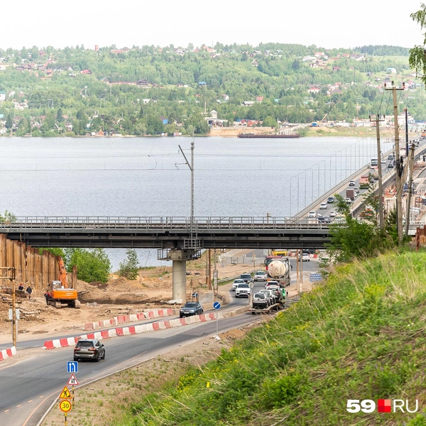 Стройка путепровода для железной дороги идёт прямо перед Чусовским мостом | Источник: Василина Любимова / 59.RU