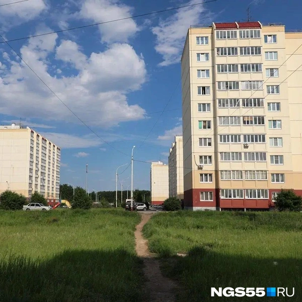 Между домами протоптаны тропинки  | Источник: Евгений Софийчук / NGS55.RU