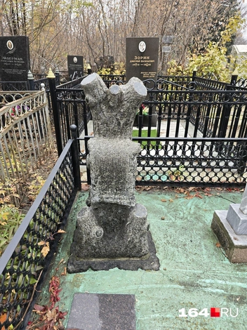 Нам попадались каменные плиты в виде деревьев с обрубленными ветвями | Источник: Семен Коротов-Майбах / 164.RU