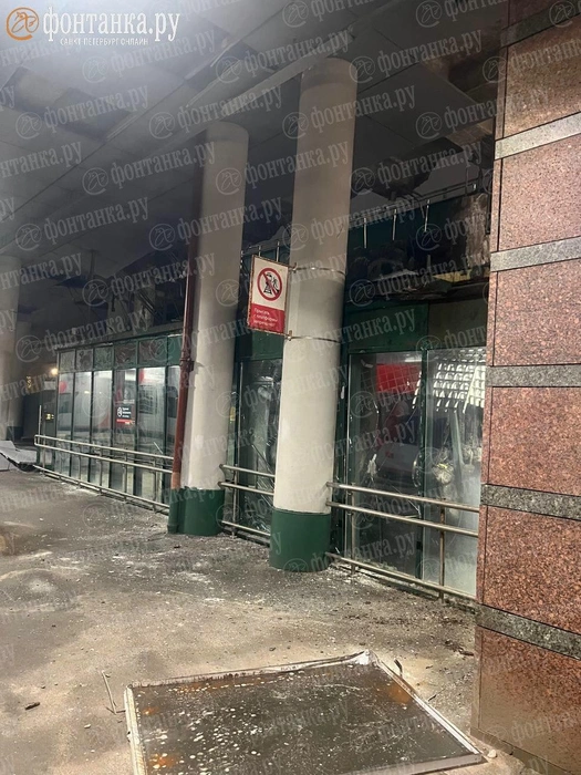 На Ладожском вокзале произошло частичное обрушение крыши | Источник: читательница «Фонтанки»