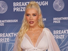 Пышный бюст, мокрая юбка: похудевшая на «Оземпике» Кристина Агилера превратилась в соблазнительную русалку