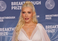 Пышный бюст, мокрая юбка: похудевшая на «Оземпике» Кристина Агилера превратилась в соблазнительную русалку