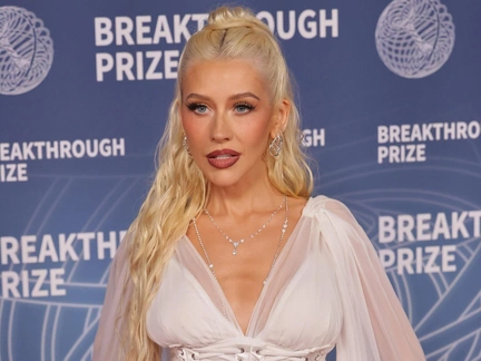 Пышный бюст, мокрая юбка: похудевшая на «Оземпике» Кристина Агилера превратилась в соблазнительную русалку