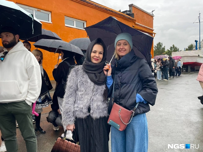 Подруги большую часть времени провели в очереди и под дождем (но не огорчились)  | Источник: Алёна Золотухина / NGS.RU 