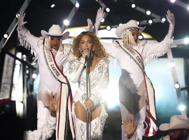Бейонсе впервые выступила c «Cowboy Carter». К выступлению присоединилась и ее дочь Блю Айви