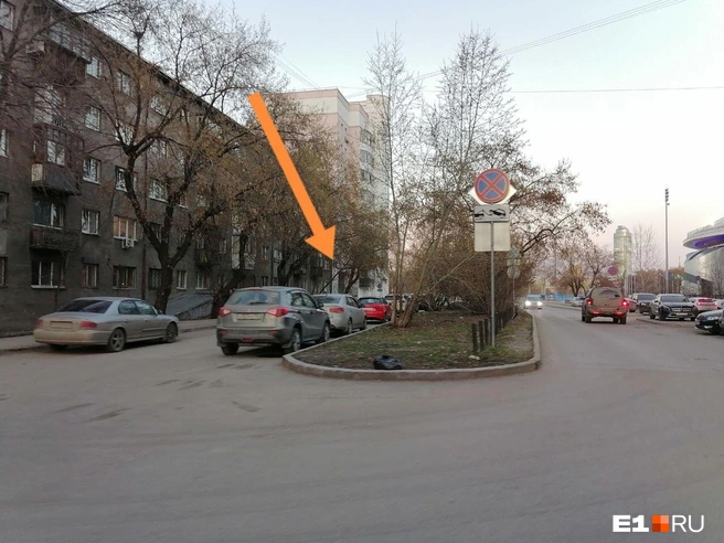 Видно, что знак смещен к правому краю газона. А штраф прилетел водителю, который припарковал машину слева, в месте, куда направлена стрелка | Источник: читатель E1.RU