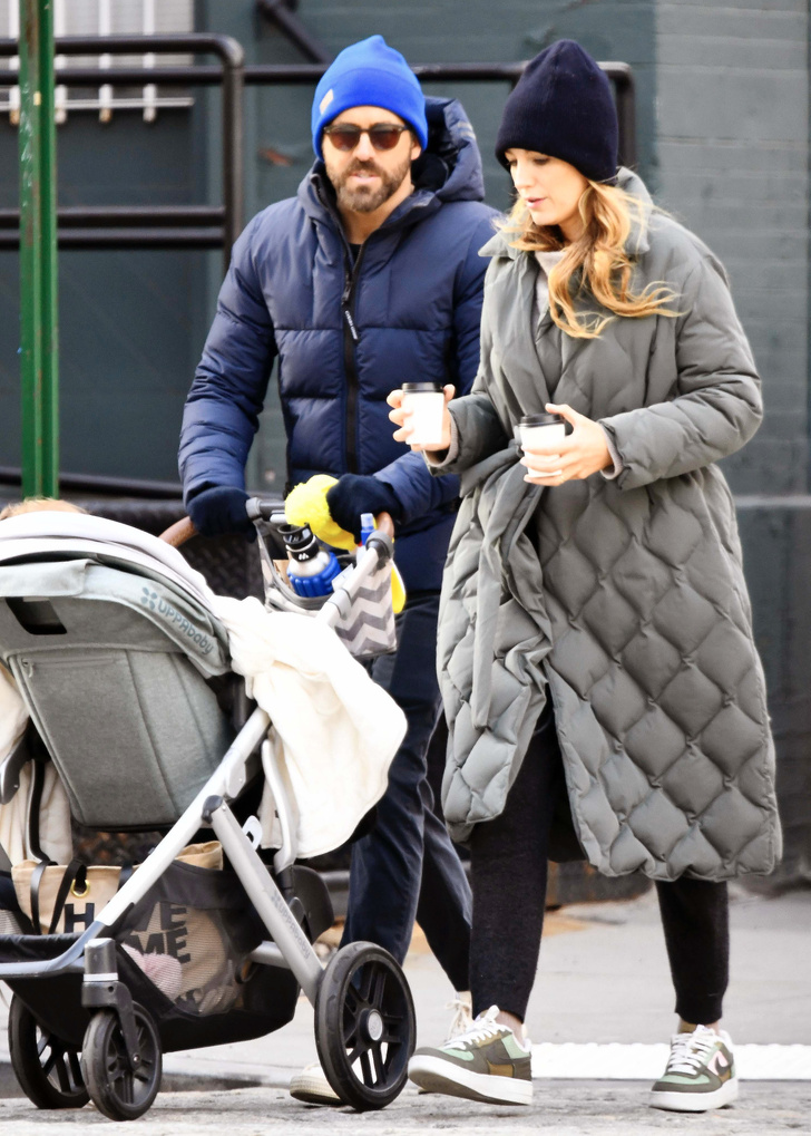 Семейная идиллия: Райан Рейнольдс с Блейк Лайвли в стеганых пальто романтично гуляют по Нью-Йорку