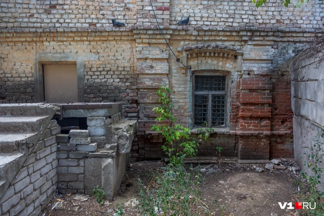 Дом был построен в год торжества Великой Октябрьской Социалистической революции | Источник: Константин Завриков / V1.RU