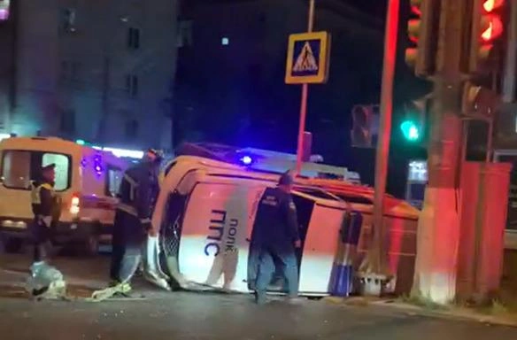 Автомобиль ППС перевернулся, по данным полиции, от удара второго участника ДТП | Источник: читатель V1.RU