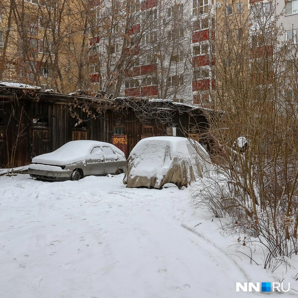 Во дворах — сараи и брошенные автомобили | Источник: Наталья Бурухина / NN.RU