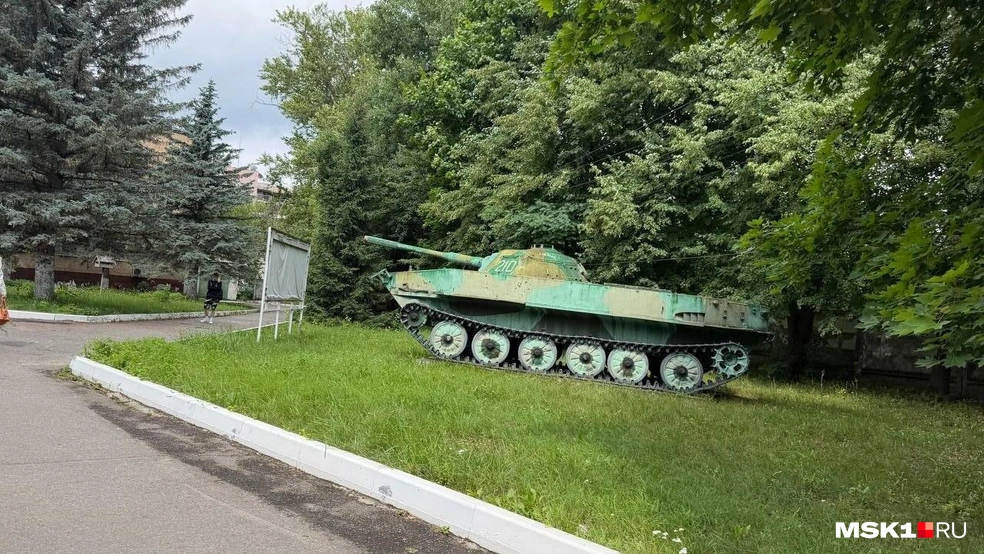 Танк во дворе военкомата в Балашихе | Источник: Вера Борисова / MSK1.RU