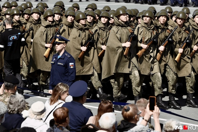 В этом году на параде жарко было многим — под ярким солнцем | Источник: Наталья Лапцевич