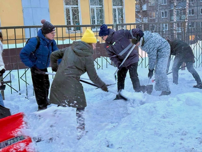 Почти тысяча сотрудников администрации вышла на уборку снега. | Источник: администрация Нижнего Новгорода