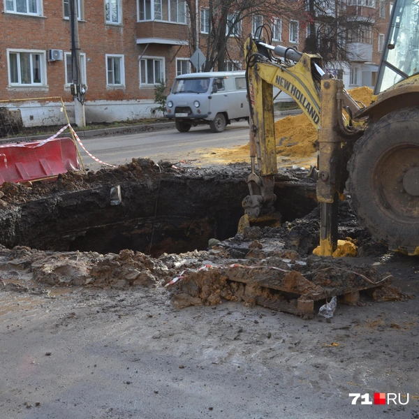 Говорят, эта яма появилась буквально за вечер | Источник: Максим Улитов / 71.RU
