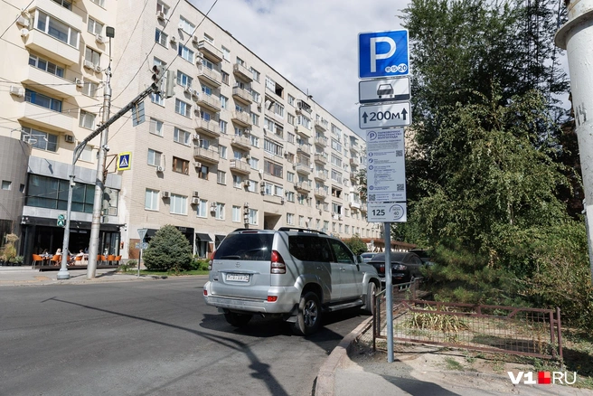 Toyota Land Cruiser, как и еще 79 таких машин, вполне могут стоять на платной парковке бесплатно | Источник: Алексей Волхонский / V1.RU