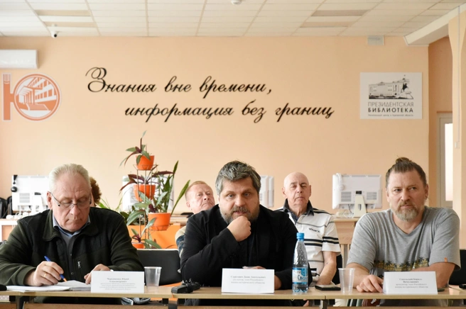 В Кургане московский скульптур Денис Стритович (посередине) будет делать стеллу | Источник: Валерия Крапивина