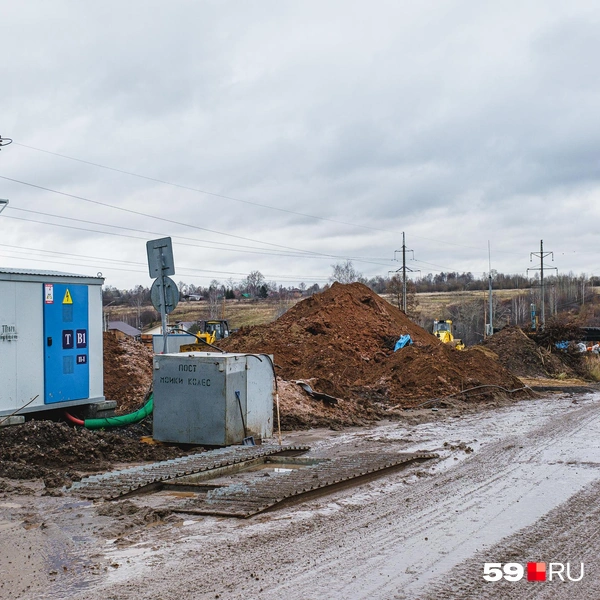 Весь транспорт со стройплощадки проезжает мимо поста мойки колёс — это видно и по следам на грязной дороге | Источник: Тимофей Калмаков / 59.RU