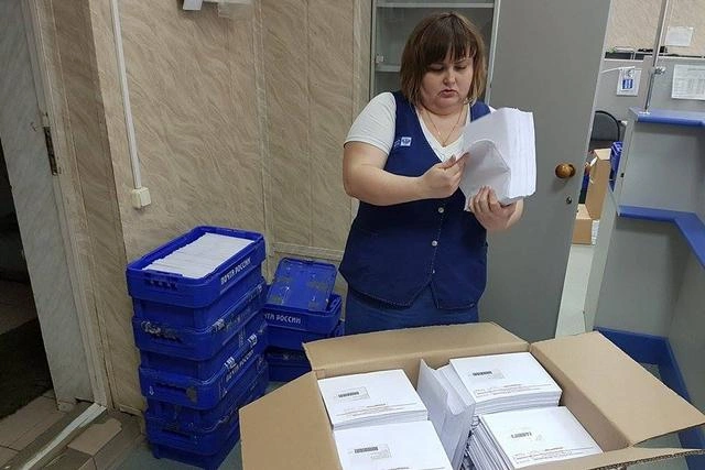 На почте ответы из администрации Владимира Путина пакуют в большие коробки | v1.ru