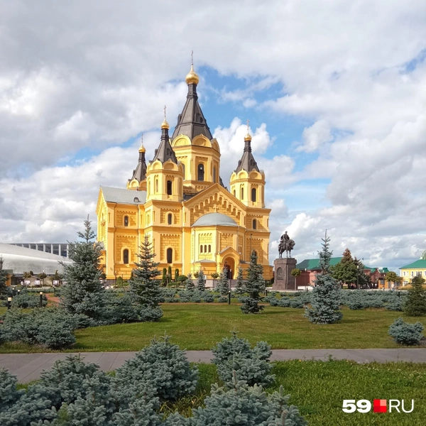 Недалеко от стрелки стоит собор имени Александра Невского | Источник: Вероника Свизева / 59.RU