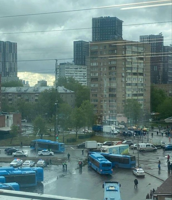 ДТП-загадка: грузовик врезался сразу в два московских автобуса. Погибший есть, но он не жертва аварии | Источник: «Головинский район М125»