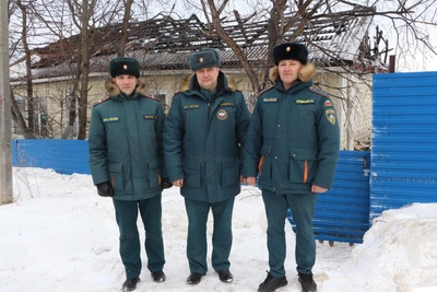 Сотрудники МЧС спасли пятерых из горящего дома в Магадане