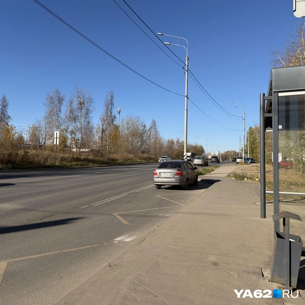 В дождливую погоду можно стоять под козырьком | Источник: Нелли Козловская / YA62.RU
